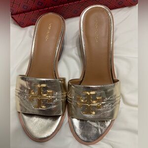 Tory Burch Everly Block  gold heel  size 8
